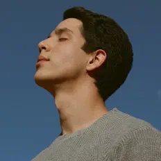 Hör dir Leonard Torres an, schau dir Musikvideos an, lies die Biografie, finde Tourdaten und mehr!