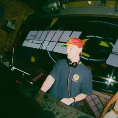 Sullivanを聴いたり、ミュージックビデオを鑑賞したり、経歴やツアー日程などを確認したりしましょう！