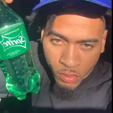 Escucha a Yung Jéyv, mira videos musicales, lee su biografía, consulta las fechas de las gira y más.