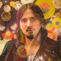 Hör dir undefined an, schau dir Musikvideos an, lies die Biografie, finde Tourdaten und mehr!