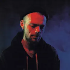 Poslechněte si interpreta Yaron, sledujte hudební videa, přečtěte si životopis, podívejte se na data turné a další informace.