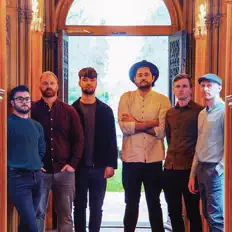 聆聽 Corner Boy、觀看音樂影片、閱讀小傳、查看巡演日期等！