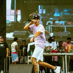 Ascolta Lil Taggs, guarda video musicali, leggi la biografia, vedi le date del tour & altro!