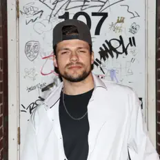 Dengarkan Micah D, tonton video musik, baca bio, lihat tanggal tur & lainnya!