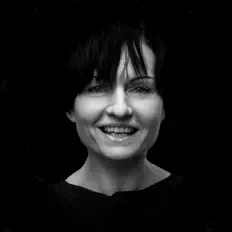 Poslechněte si interpreta Caro, sledujte hudební videa, přečtěte si životopis, podívejte se na data turné a další informace.