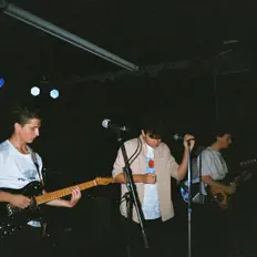 Everyday Apathy सुनें, म्यूज़िक वीडियो देखें, बायो पढ़ें, दौरे की तारीखें और बहुत कुछ देखें!