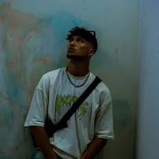 聆聽 Zgab、觀看音樂影片、閱讀小傳、查看巡演日期等！