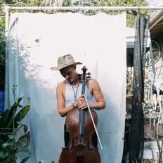 聆聽 Distant Cowboy、觀看音樂影片、閱讀小傳、查看巡演日期等！