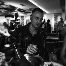 Dengarkan MAURIKS, tonton video musik, baca bio, lihat tanggal tur & lainnya!