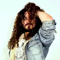 Ascolta undefined, guarda video musicali, leggi la biografia, vedi le date del tour & altro!