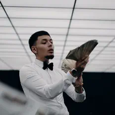 Hör dir Jr007 an, schau dir Musikvideos an, lies die Biografie, finde Tourdaten und mehr!