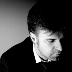 Niels Blumeを聴いたり、ミュージックビデオを鑑賞したり、経歴やツアー日程などを確認したりしましょう！