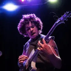 Ascolta Moms With Bangs, guarda video musicali, leggi la biografia, vedi le date del tour & altro!