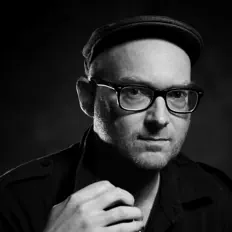 Hör dir Etienne Sinouhé an, schau dir Musikvideos an, lies die Biografie, finde Tourdaten und mehr!