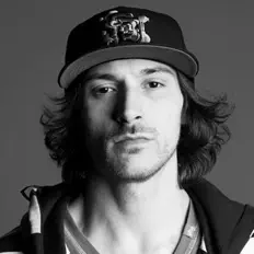 Ascolta Onlyone, guarda video musicali, leggi la biografia, vedi le date del tour & altro!