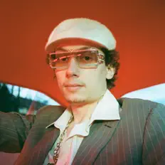 Escucha a Noah Eliyas, mira videos musicales, lee su biografía, consulta las fechas de las gira y más.