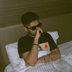 whoisaarit? dinle, müzik videolarını izle, biyografisini oku, tur tarihlerini ve daha fazlasını gör!