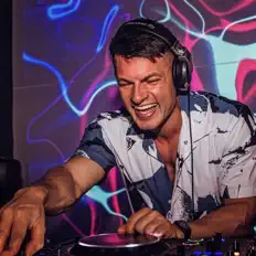 Escucha a MARTYY, mira videos musicales, lee su biografía, consulta las fechas de las gira y más.