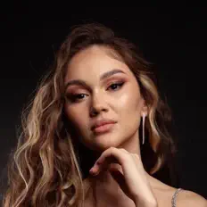 Poslechněte si interpreta Alisa, sledujte hudební videa, přečtěte si životopis, podívejte se na data turné a další informace.