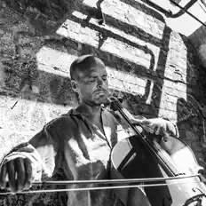 Simon McCorryを聴いたり、ミュージックビデオを鑑賞したり、経歴やツアー日程などを確認したりしましょう！