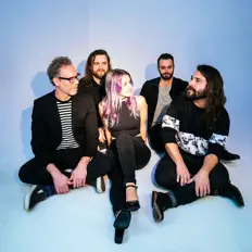 Poslechněte si interpreta Smart Objects, sledujte hudební videa, přečtěte si životopis, podívejte se na data turné a další informace.