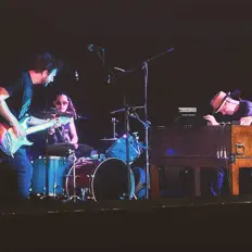 Escucha a The Decoys, mira videos musicales, lee su biografía, consulta las fechas de las gira y más.