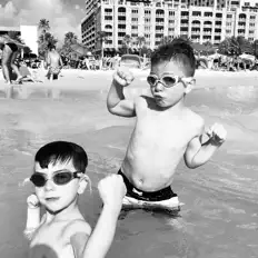 Hör dir GRATI2UDE an, schau dir Musikvideos an, lies die Biografie, finde Tourdaten und mehr!