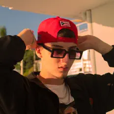 Nevurを聴いたり、ミュージックビデオを鑑賞したり、経歴やツアー日程などを確認したりしましょう！