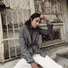 Poslechněte si interpreta Laurence DaNova, sledujte hudební videa, přečtěte si životopis, podívejte se na data turné a další informace.