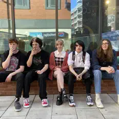 Private Partyを聴いたり、ミュージックビデオを鑑賞したり、経歴やツアー日程などを確認したりしましょう！