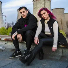 Poslechněte si interpreta AURA, sledujte hudební videa, přečtěte si životopis, podívejte se na data turné a další informace.