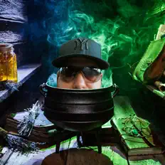Hör dir Lowrider an, schau dir Musikvideos an, lies die Biografie, finde Tourdaten und mehr!