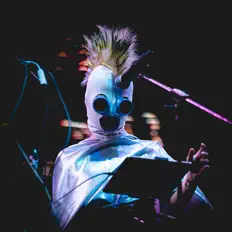 Dengarkan Señorita Abril, tonton video musik, baca bio, lihat tanggal tur & lainnya!