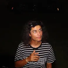 Dokuを聴いたり、ミュージックビデオを鑑賞したり、経歴やツアー日程などを確認したりしましょう！