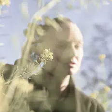 Ley을(를) 듣고, 뮤직 비디오를 보고, 약력을 읽고, 투어 일정 등을 확인하세요!