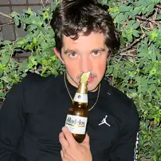 Drake Chisholmを聴いたり、ミュージックビデオを鑑賞したり、経歴やツアー日程などを確認したりしましょう！