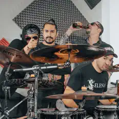 Poslechněte si interpreta Zero Drunk Stars, sledujte hudební videa, přečtěte si životopis, podívejte se na data turné a další informace.