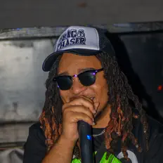 DeeNell을(를) 듣고, 뮤직 비디오를 보고, 약력을 읽고, 투어 일정 등을 확인하세요!