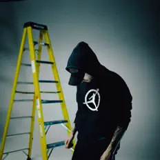 Poslechněte si interpreta Macadelic, sledujte hudební videa, přečtěte si životopis, podívejte se na data turné a další informace.