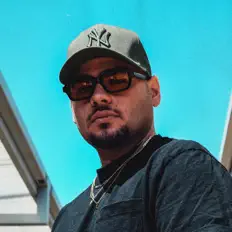 Posłuchaj wykonawcy Fraz, obejrzyj teledyski, przeczytaj biografię, zobacz daty tras koncertowych i nie tylko!