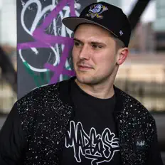 Marcoseを聴いたり、ミュージックビデオを鑑賞したり、経歴やツアー日程などを確認したりしましょう！