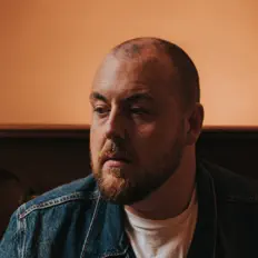 Poslechněte si interpreta Jamie Sloan, sledujte hudební videa, přečtěte si životopis, podívejte se na data turné a další informace.