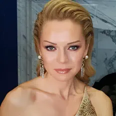Poslechněte si interpreta Efruze, sledujte hudební videa, přečtěte si životopis, podívejte se na data turné a další informace.