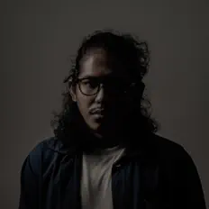 Nicco Homailiを聴いたり、ミュージックビデオを鑑賞したり、経歴やツアー日程などを確認したりしましょう！