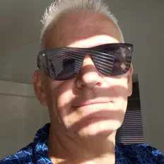 Poslechněte si interpreta Bruce Essar, sledujte hudební videa, přečtěte si životopis, podívejte se na data turné a další informace.