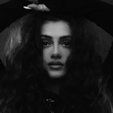 聆聽 Solana、觀看音樂影片、閱讀小傳、查看巡演日期等！