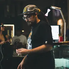 Poslechněte si interpreta Jahki Revi, sledujte hudební videa, přečtěte si životopis, podívejte se na data turné a další informace.