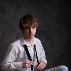 Adam Loughran: песни, клипы, биография, даты выступлений и многое другое.