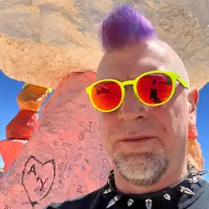 Sonic Chaos सुनें, म्यूज़िक वीडियो देखें, बायो पढ़ें, दौरे की तारीखें और बहुत कुछ देखें!