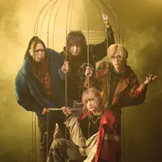 聆聽 Blue Light Call、觀看音樂影片、閱讀小傳、查看巡演日期等！